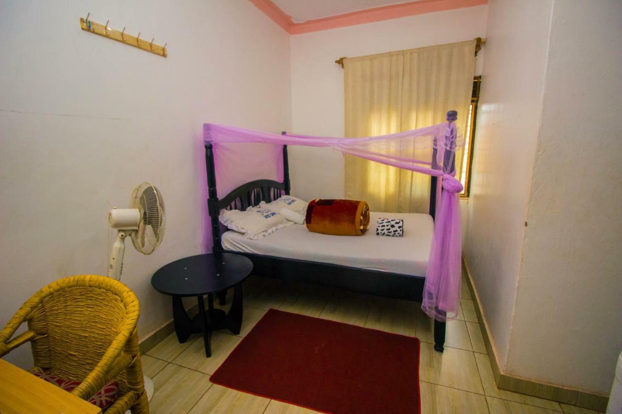 Nice Guest House Джинджа Екстериор снимка